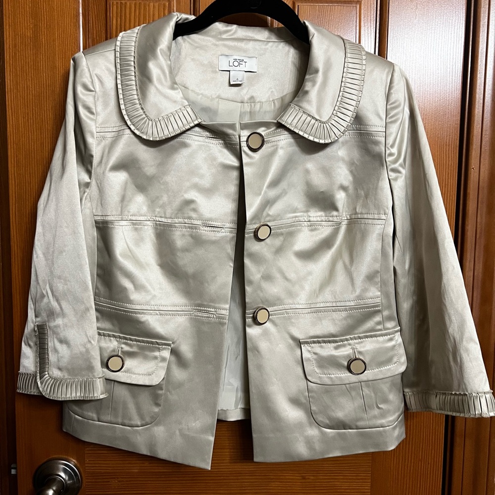 LOFT Women’s satin Cream Jacket, Size 6.